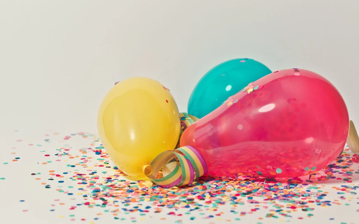 Kolorowe balony z konfetti