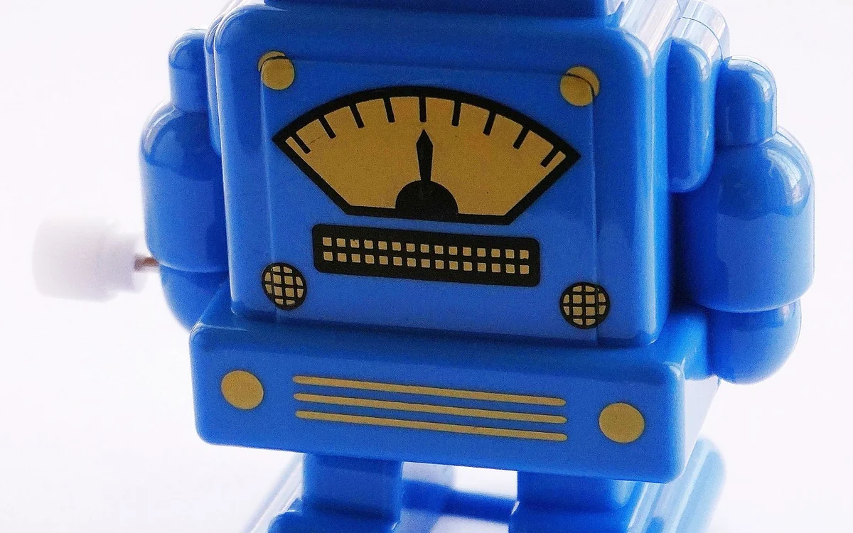 Jaskrawoniebieski nakręcany plastikowy robot