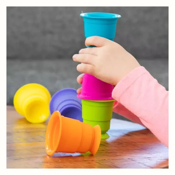 Kubeczki przyssawki Suction Kupz, 6 sztuk, Fat Brain Toys